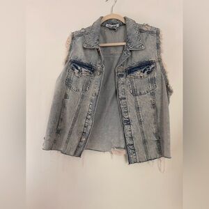 Elizabeth and James acid wash sleeveless denim jacket. Size: M.